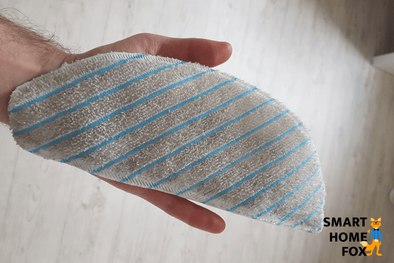 Dreckiger Wischmopp des Ecovacs Deebot T9 wird in der Hand gehalten